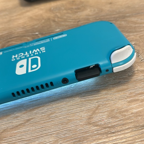 Nintendo Switch Lite Bundle - Picture 8 of 8